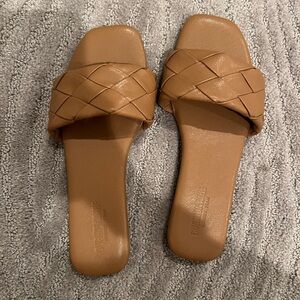 CUSHIONAIRE brown memory foam sandals